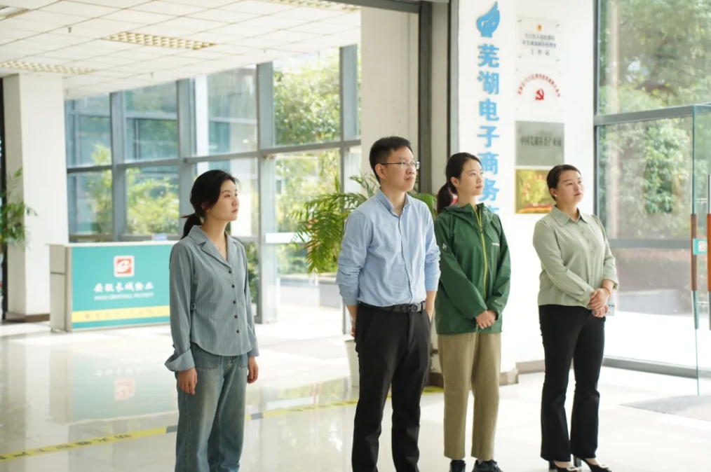 团湾沚区委书记王俊一行莅临易恒云创参观调研