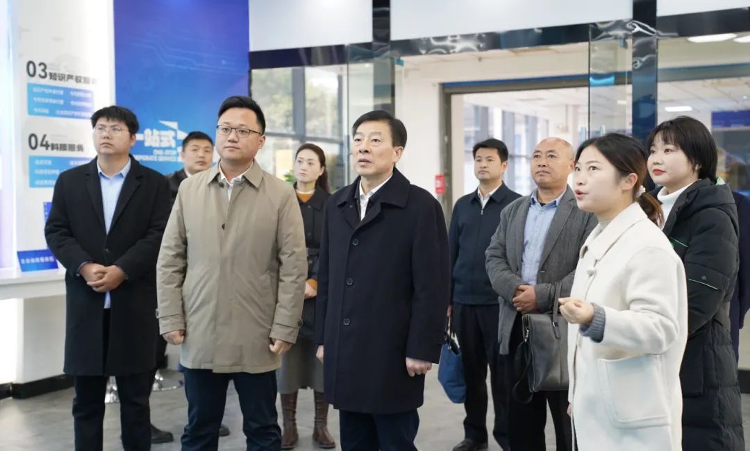 领导来访丨安庆市太湖县县委书记朱小兵一行莅临易恒云创参观考察