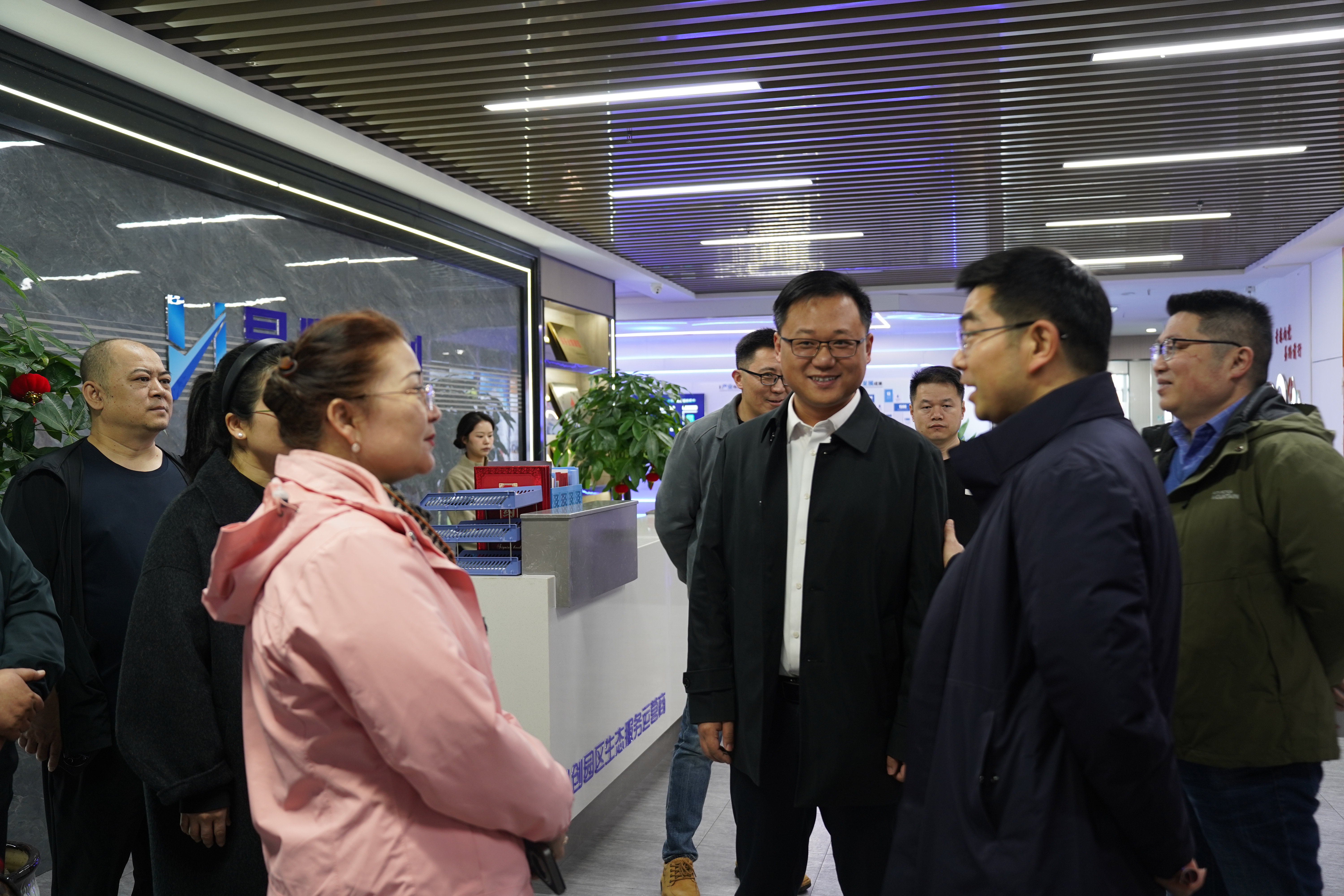 新疆维吾尔自治区塔城地区人社局一行莅临易恒云创参观调研