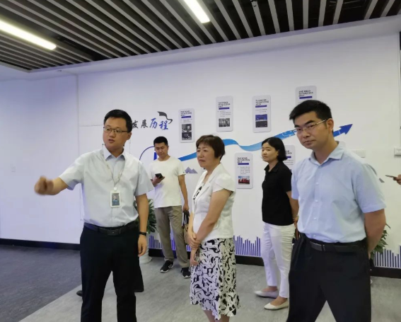 民建芜湖市委主委王芳一行莅临易恒云创参观调研(图2)