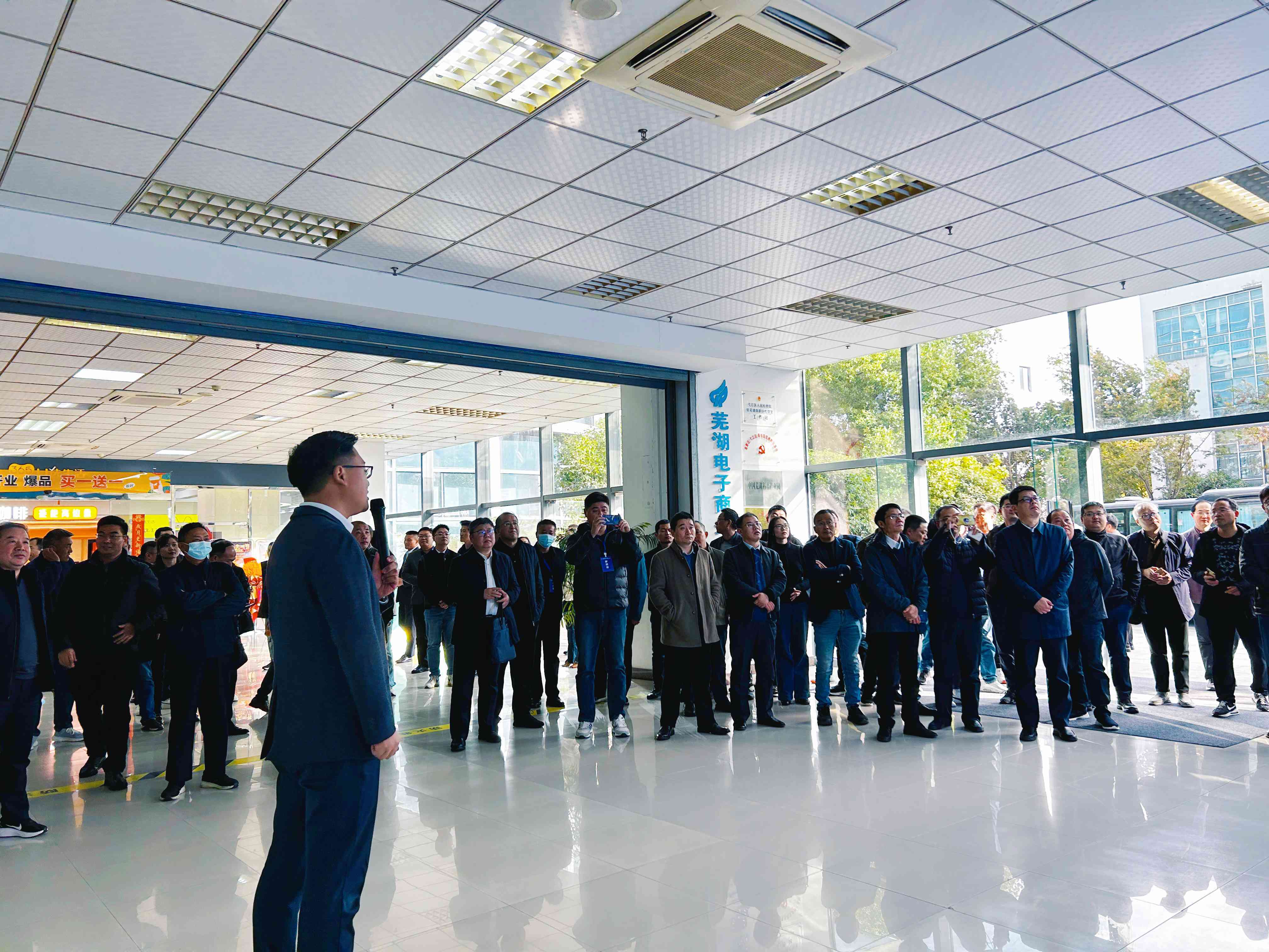 省人社厅携全省人社系统领导一行莅临易恒云创调研指导