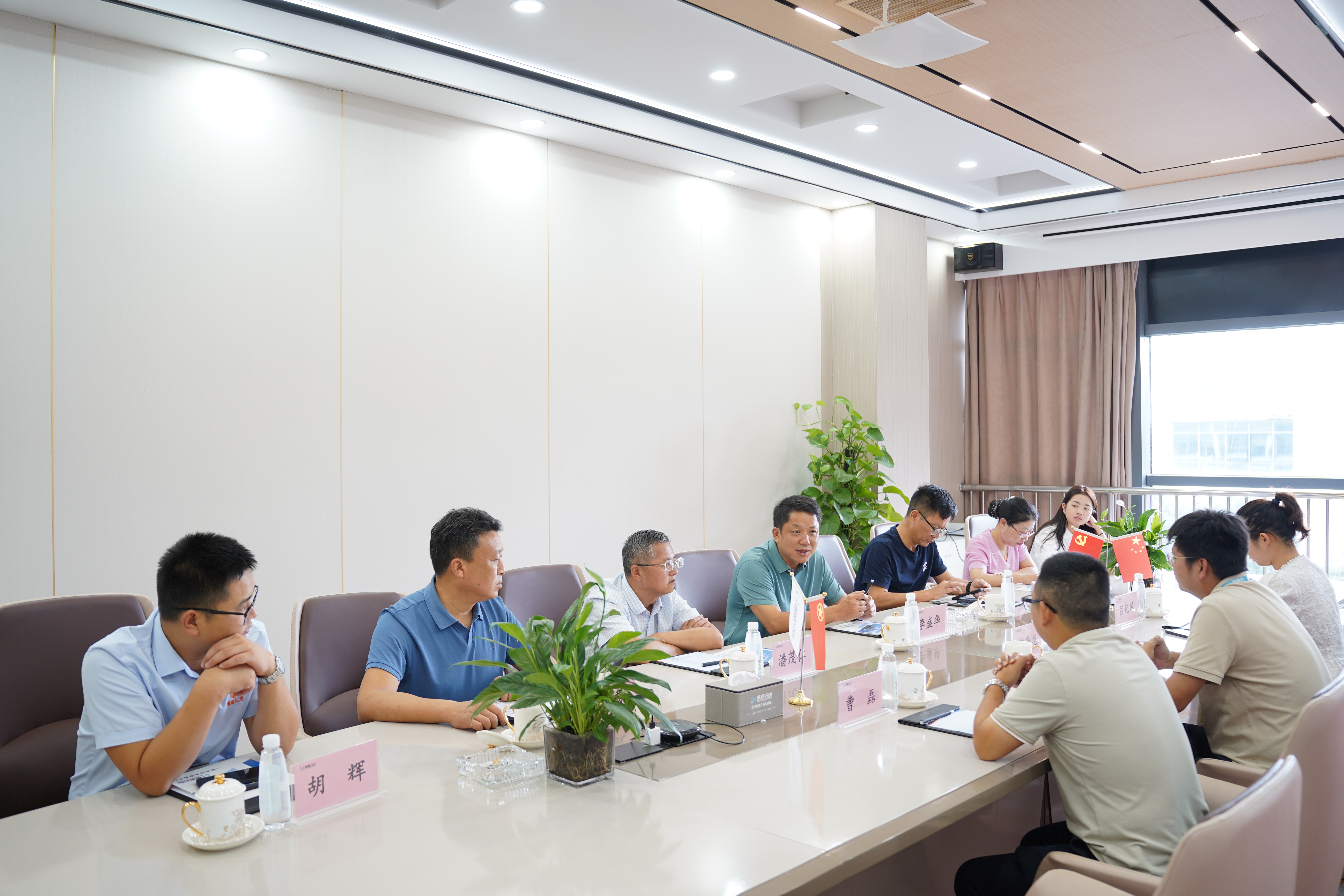 安庆市太湖县副县长李盛华一行莅临易恒云创参观调研