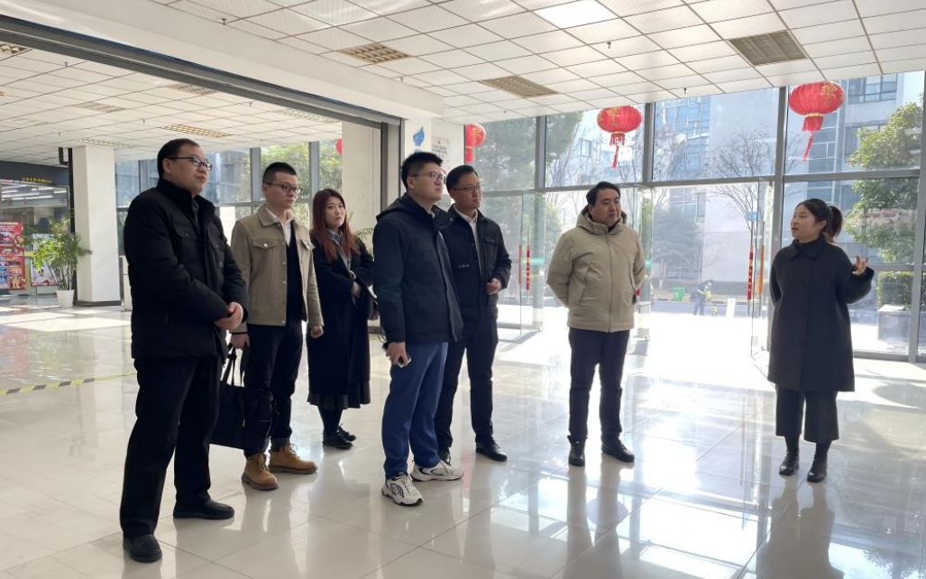 中国科学技术大学科技商学院副院长翁清雄莅临易恒云创参观调研(图1)