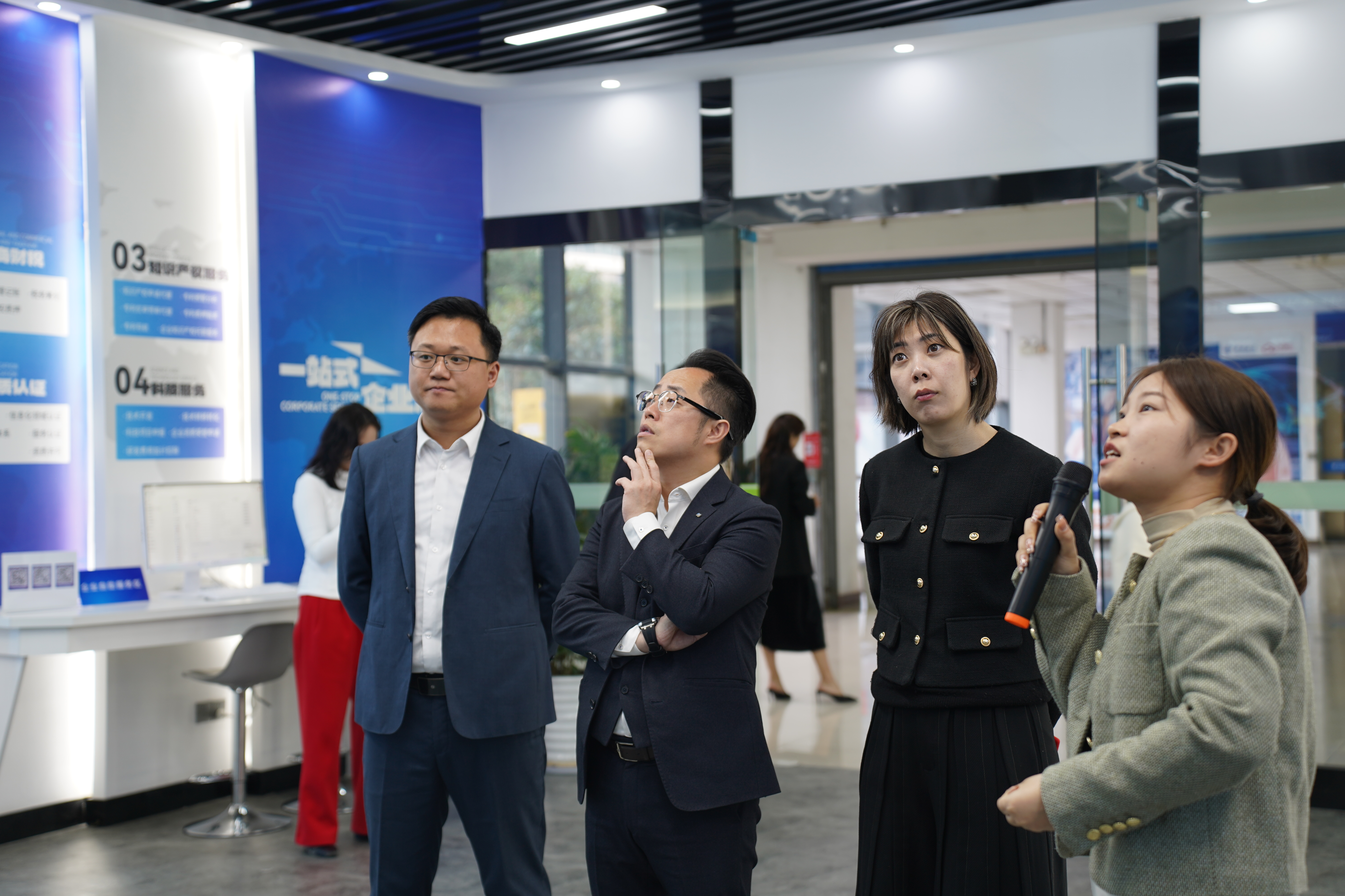 香港商会一行莅临易恒云创参观调研(图1)