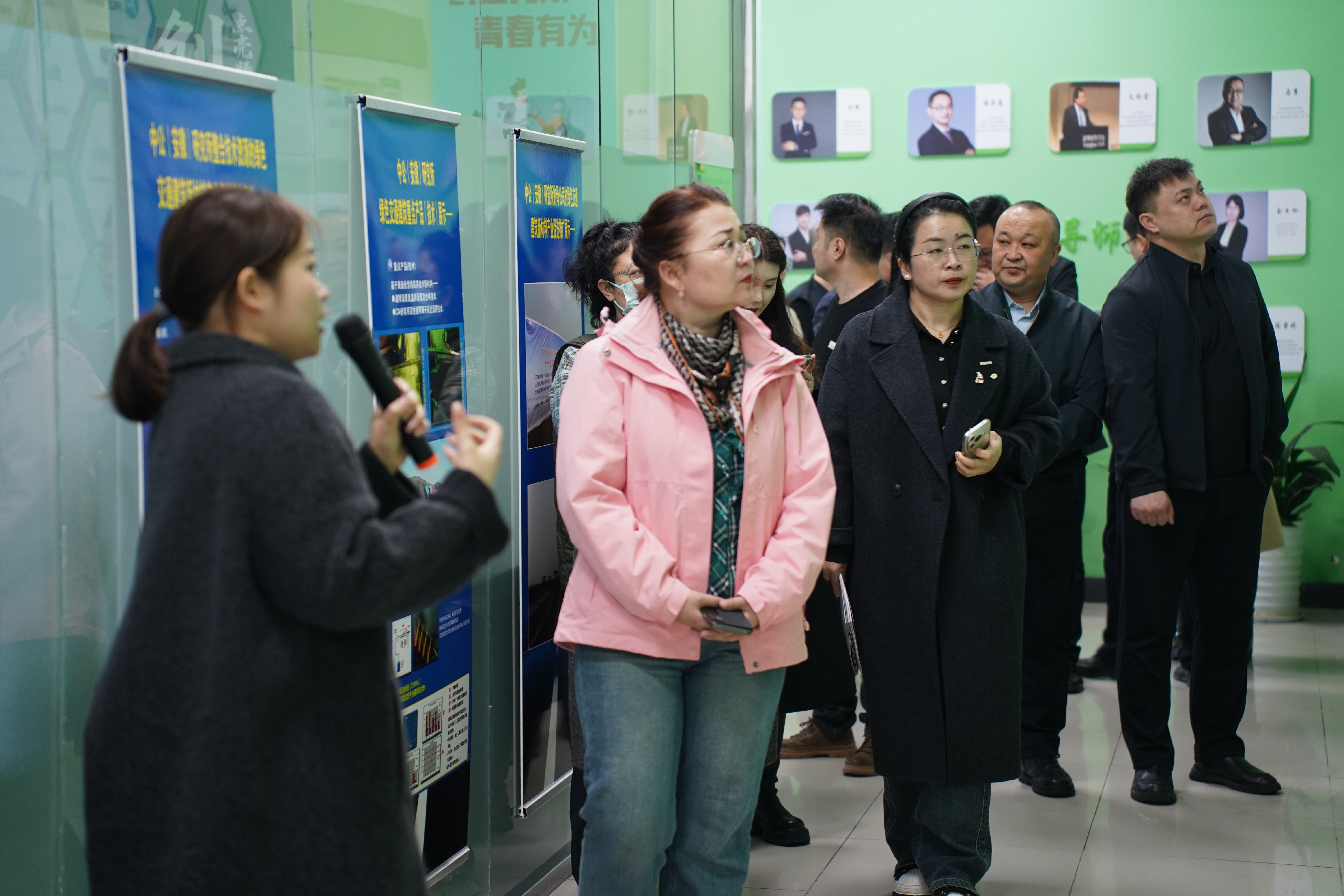 新疆维吾尔自治区塔城地区人社局一行莅临易恒云创参观调研(图3)