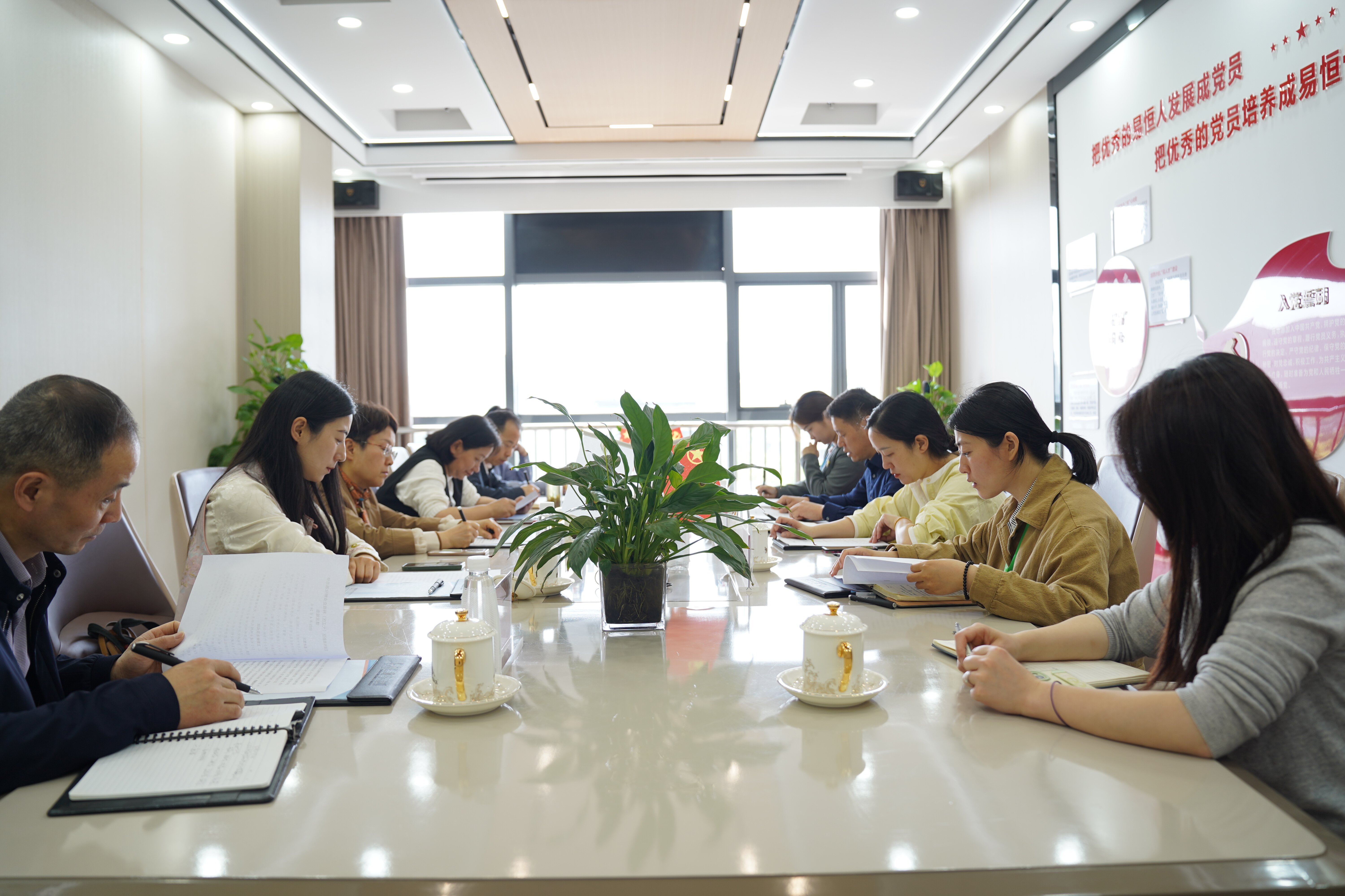弋江区人大常委会副主任李莉一行莅临易恒云创参观调研(图3)
