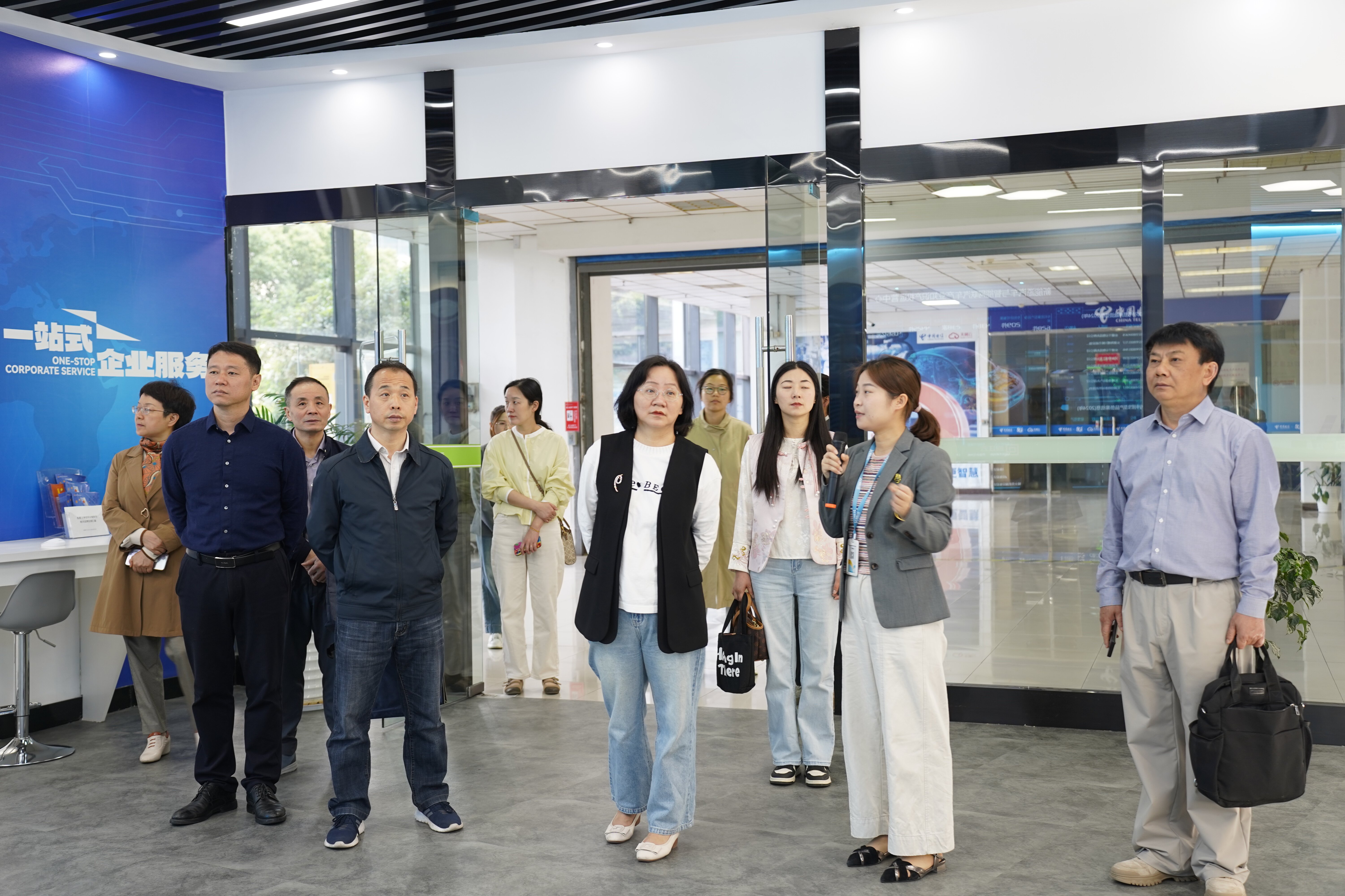 弋江区人大常委会副主任李莉一行莅临易恒云创参观调研(图1)